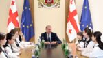 განათლების მინისტრმა ხუნწის საჯარო სკოლის კლუბის – „გვირილების“ წევრებს უმასპინძლა